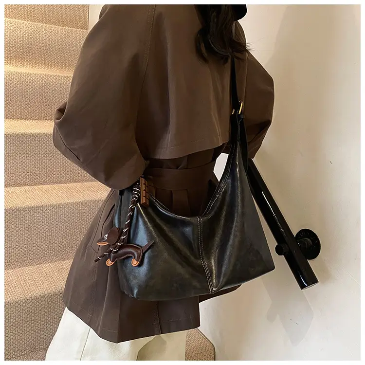 Vintage Women's Black Leather Shoulder Bag 2025 — feature 12