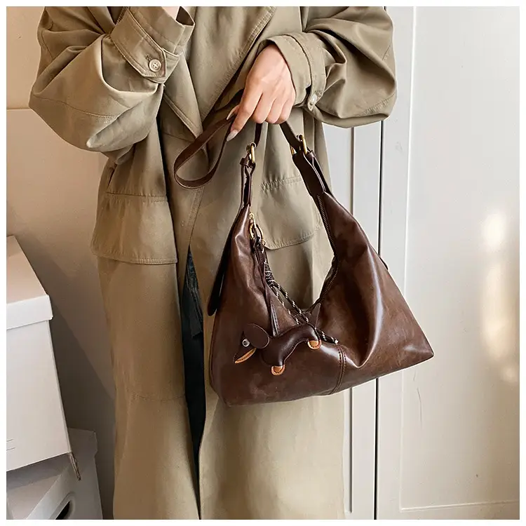 Vintage Women's Black Leather Shoulder Bag 2025 — feature 16