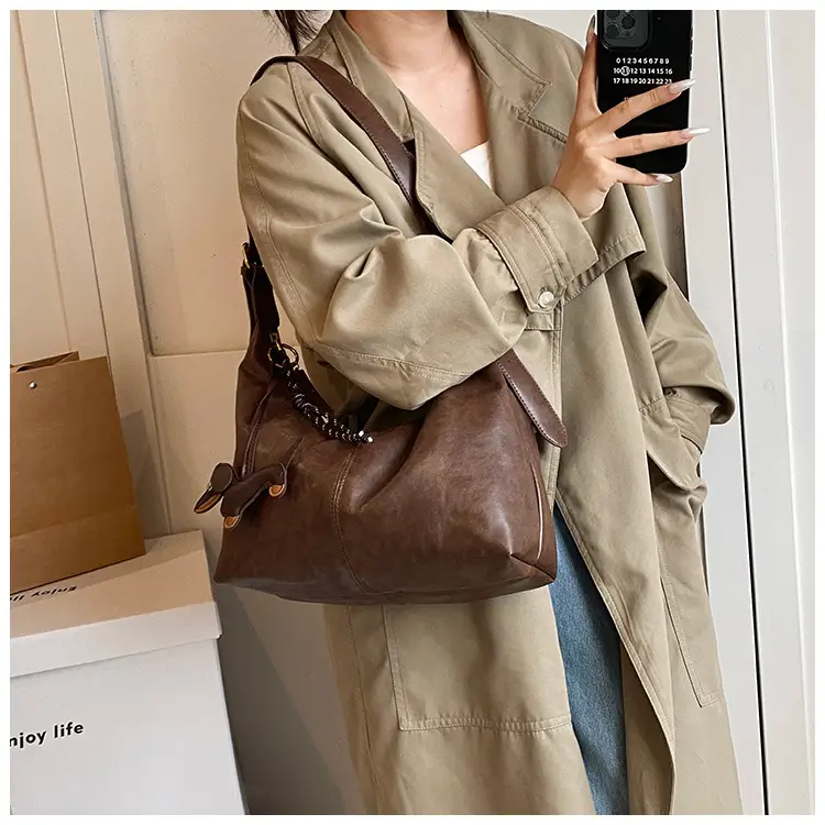 Vintage Women's Black Leather Shoulder Bag 2025 — feature 17