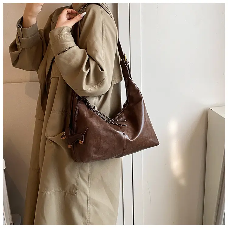 Vintage Women's Black Leather Shoulder Bag 2025 — feature 18