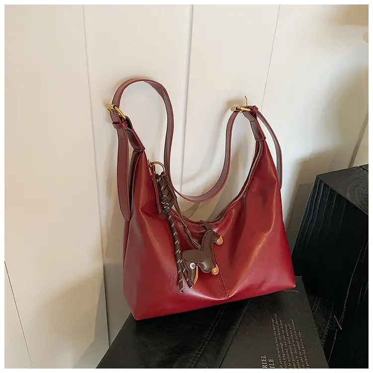 Vintage Women's Black Leather Shoulder Bag 2025 — feature 23