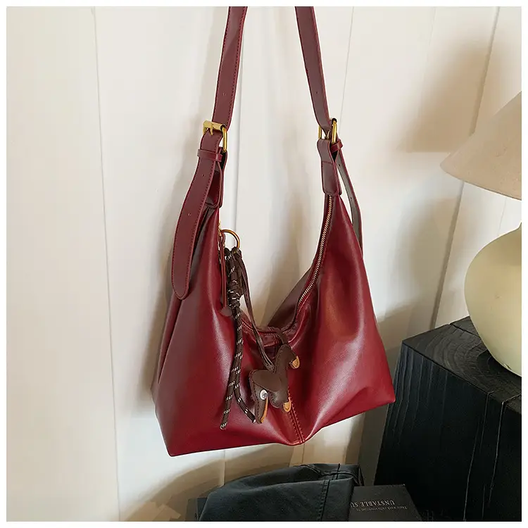 Vintage Women's Black Leather Shoulder Bag 2025 — feature 24