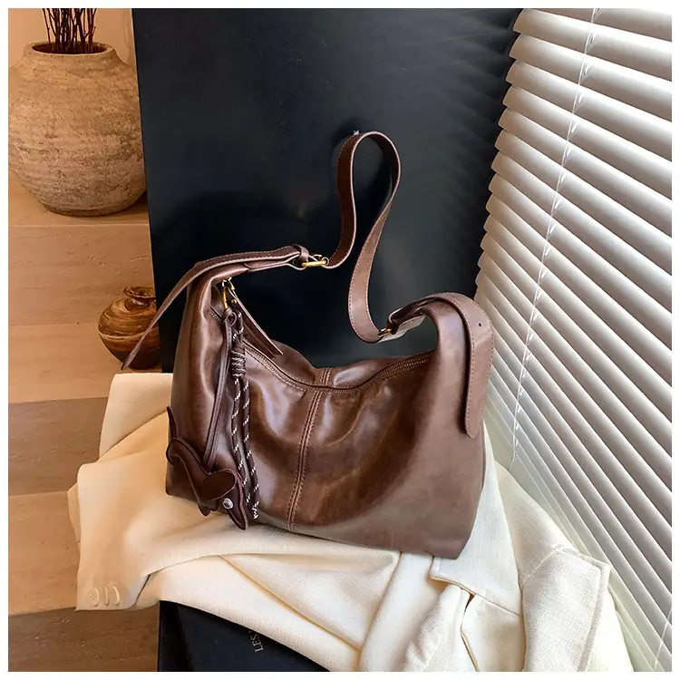 Vintage Women's Black Leather Shoulder Bag 2025 — feature 25