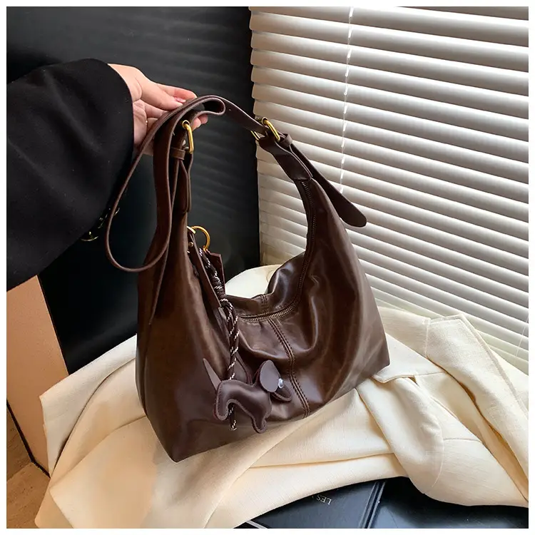 Vintage Women's Black Leather Shoulder Bag 2025 — feature 27