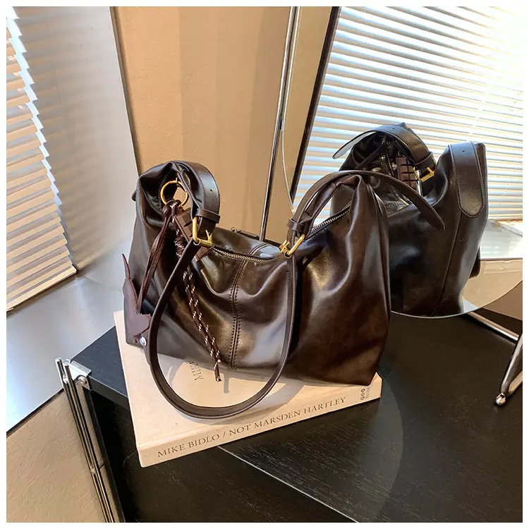 Vintage Women's Black Leather Shoulder Bag 2025 — feature 28