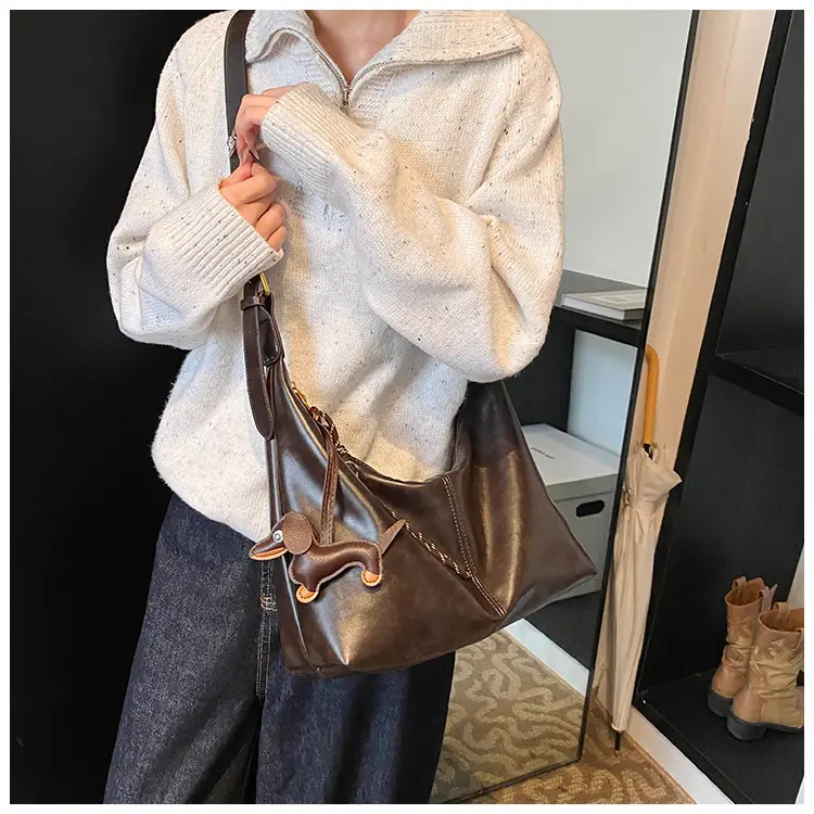 Vintage Women's Black Leather Shoulder Bag 2025 — feature 9
