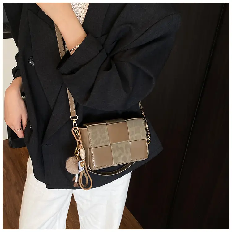 Korean Version Niche Color-Blocking Woven Small Square Bag 2025 New — feature 22