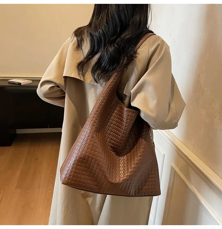 Retro Woven Tote Bag Large Capacity Brown Leather — feature 13
