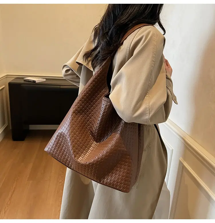 Retro Woven Tote Bag Large Capacity Brown Leather — feature 14