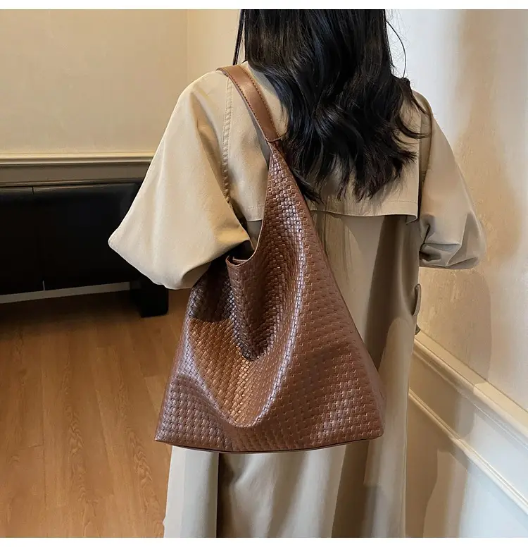 Retro Woven Tote Bag Large Capacity Brown Leather — feature 17