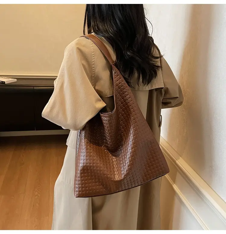 Retro Woven Tote Bag Large Capacity Brown Leather — feature 18