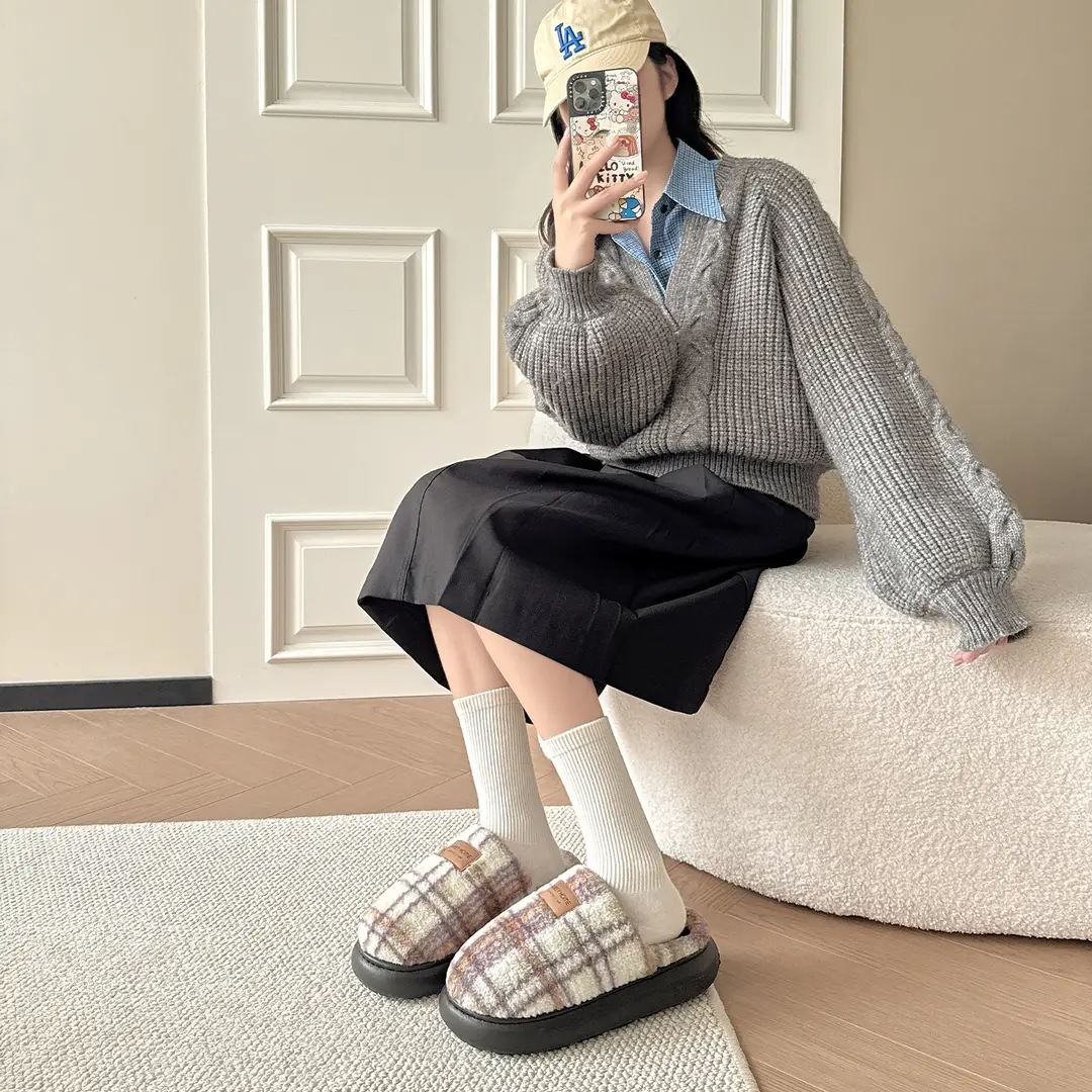 Cotton Slippers for Men and Women Winter 2025 New Indoor Home Thick-Soled Warm Casual Non-Slip Household Wool Slippers - Image 4