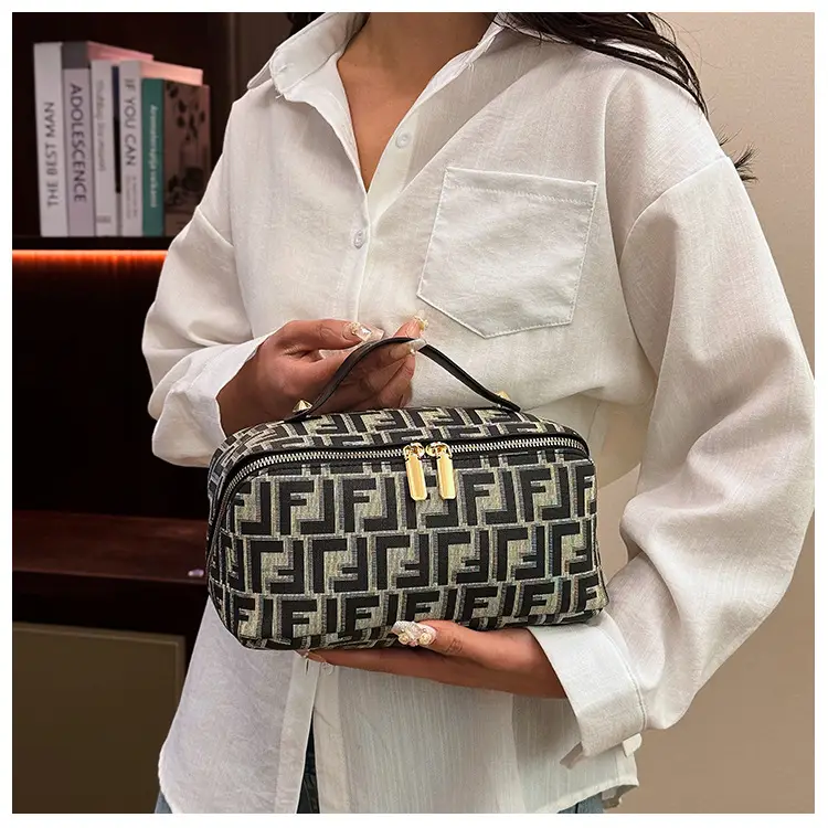 Fendi Logo Travel Storage Bag with Zipper Closure — feature 11