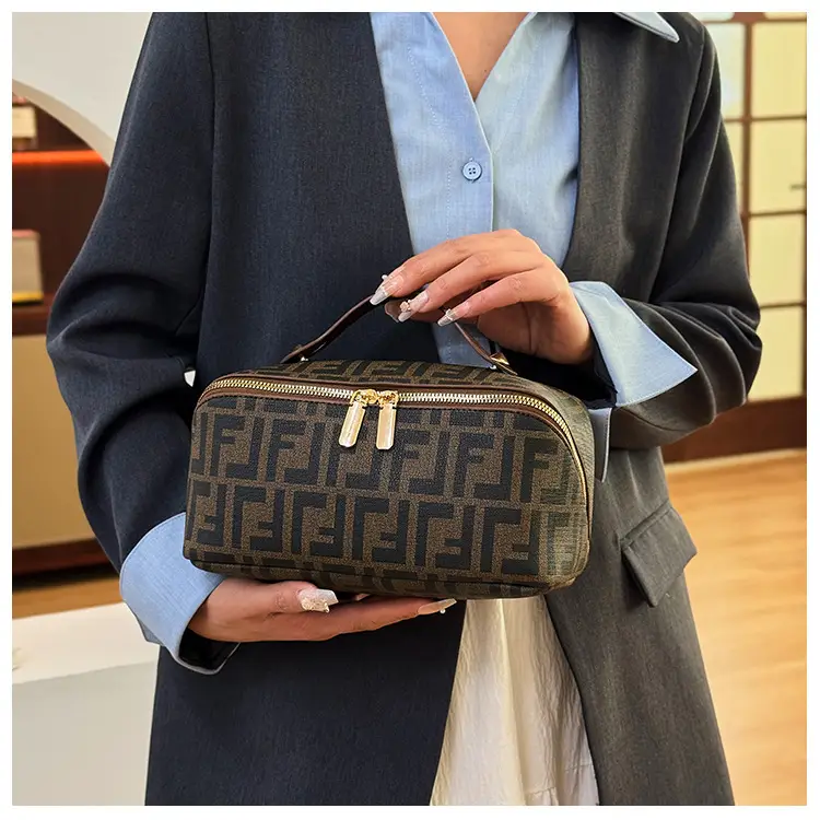 Fendi Logo Travel Storage Bag with Zipper Closure — feature 5
