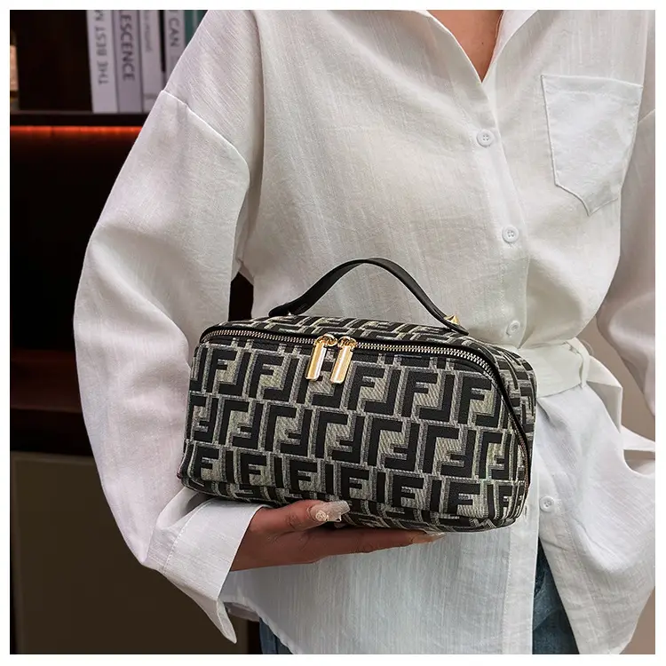 Fendi Logo Travel Storage Bag with Zipper Closure — feature 7