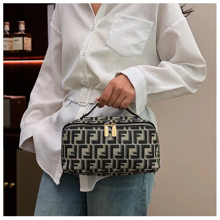 Fendi Logo Travel Storage Bag with Zipper Closure — feature 8