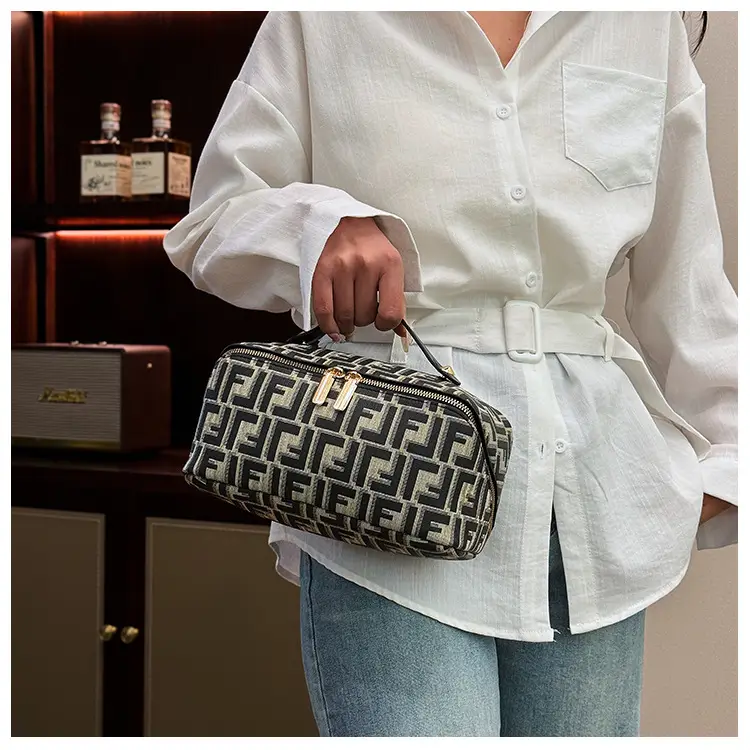 Fendi Logo Travel Storage Bag with Zipper Closure — feature 9