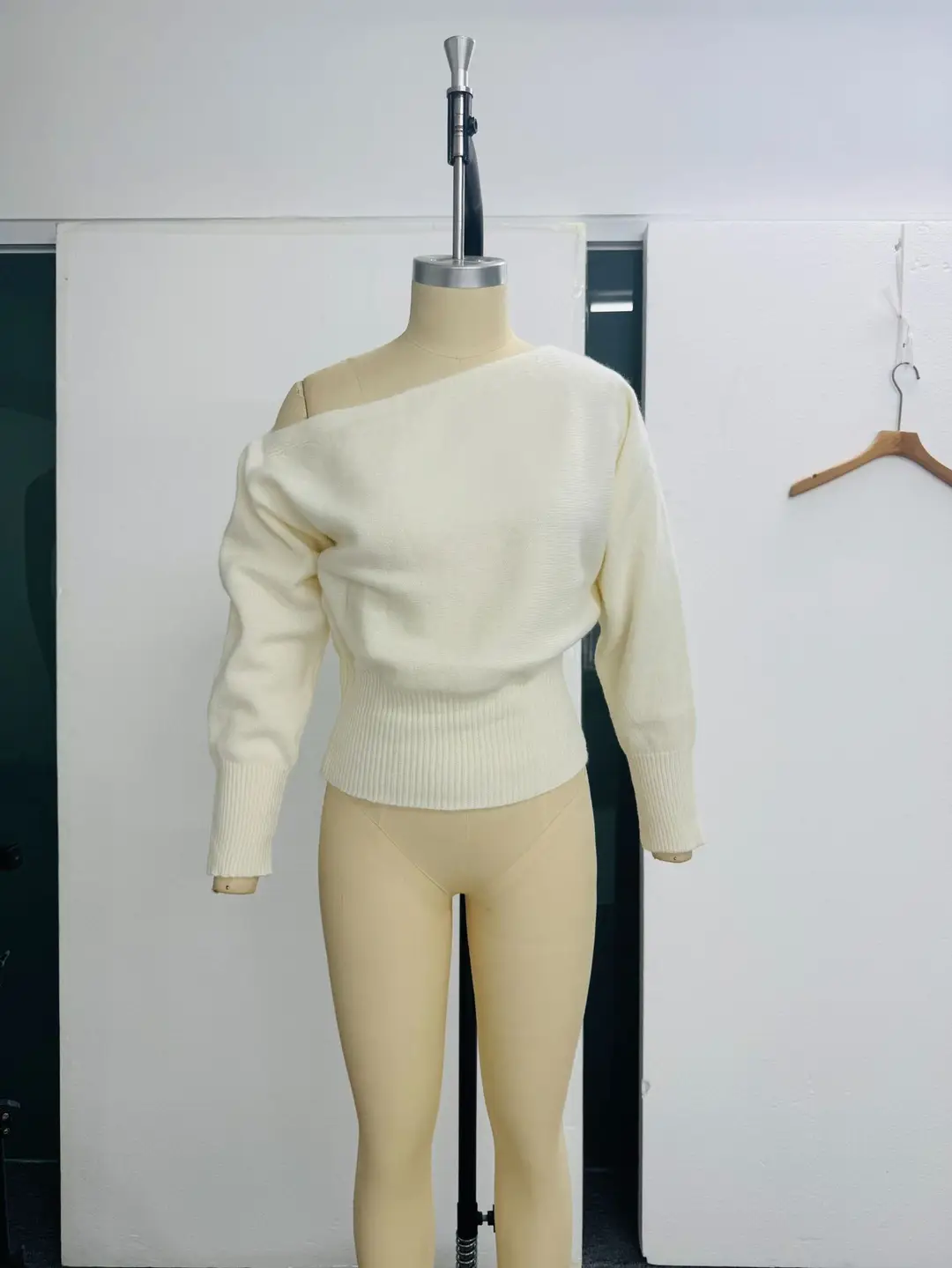 Independent Brand 2026 New Product European and American Cross-Border Fashion High-End Design Asymmetric Off-Shoulder Casual Women's Sweater — feature 2