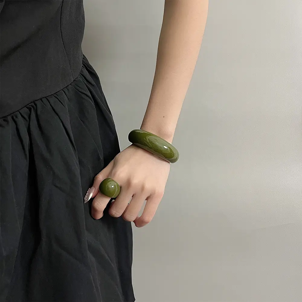 European and American Exaggerated Resin Round Open Bracelet Ring Fashion Elegant Versatile Bracelet Niche High-End Hand Jewelry for Women — feature 4