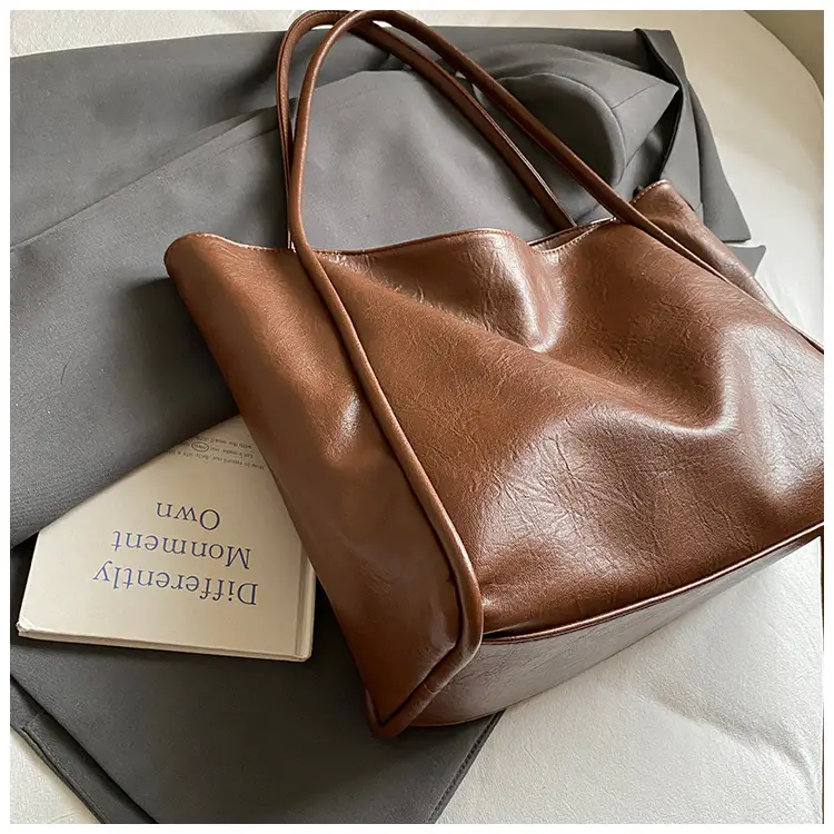 Large Capacity Women's Brown Leather Shoulder Bag — feature 5