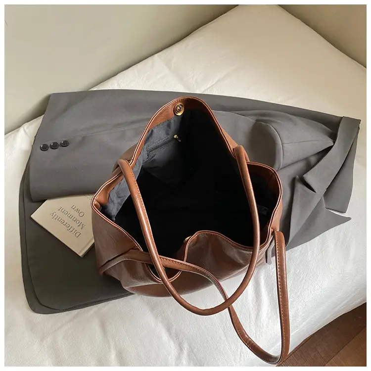 Large Capacity Women's Brown Leather Shoulder Bag — feature 7