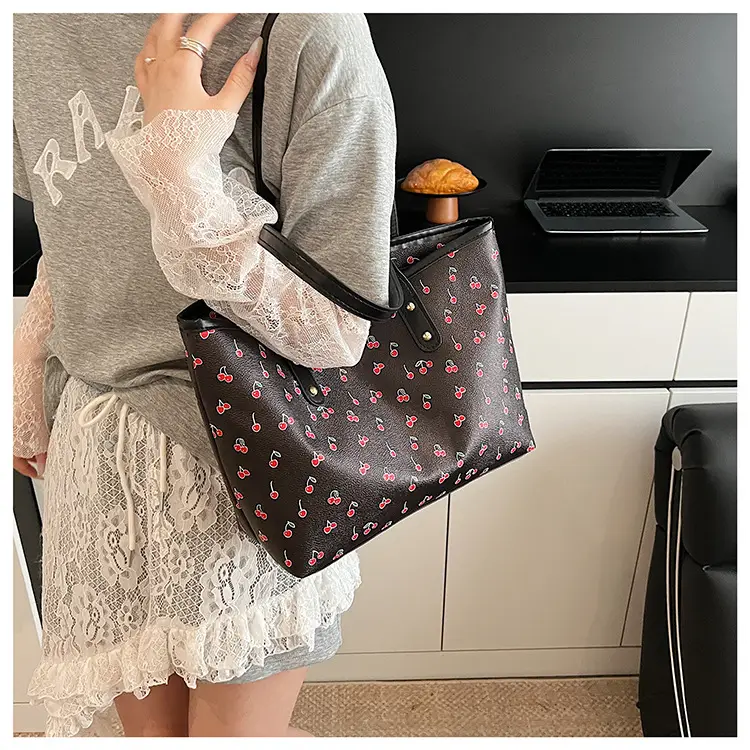 Women's Pink Heart Print Tote Bag — feature 11