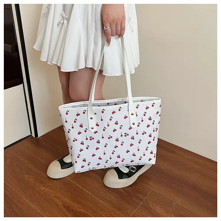 Women's Pink Heart Print Tote Bag — feature 16