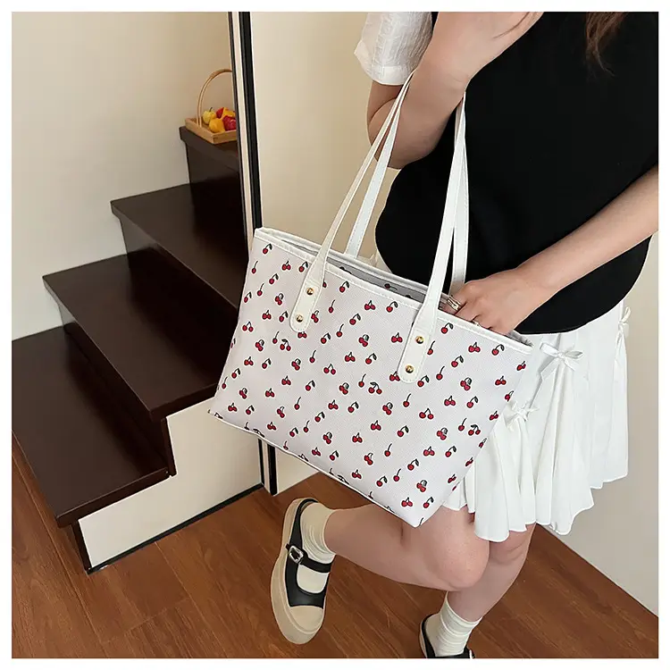 Women's Pink Heart Print Tote Bag — feature 18