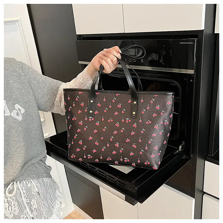 Women's Pink Heart Print Tote Bag — feature 8