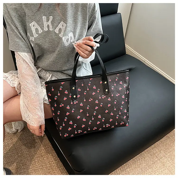 Women's Pink Heart Print Tote Bag — feature 9