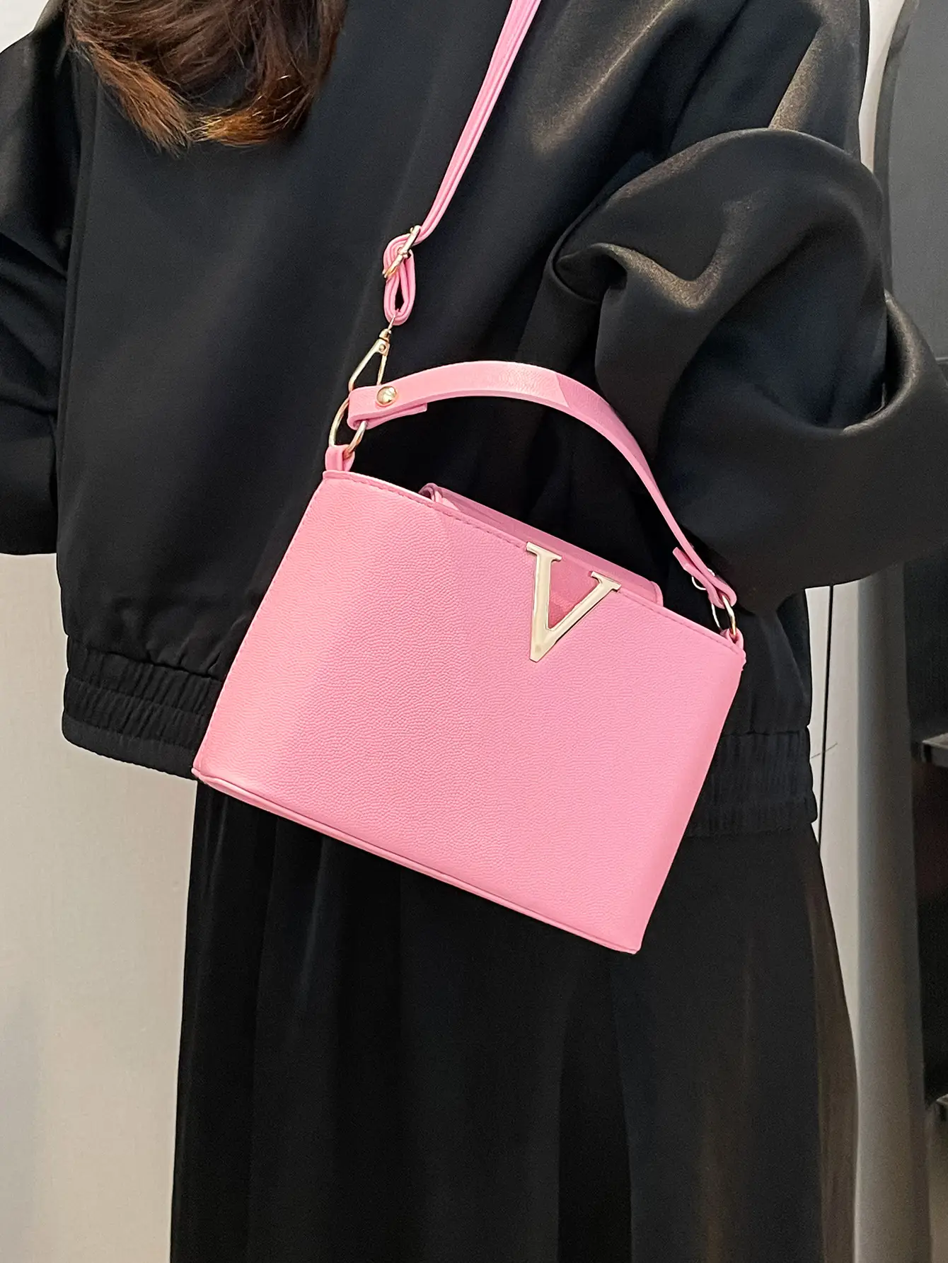 Pink V-Logo Women's Handbag 2025 - Image 8