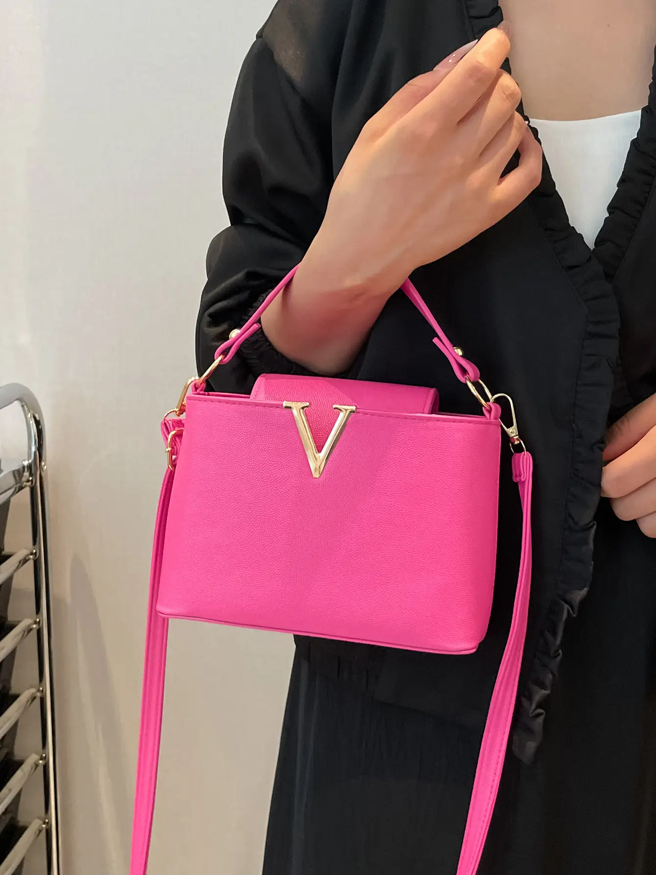 Pink V-Logo Women's Handbag 2025 - Image 9