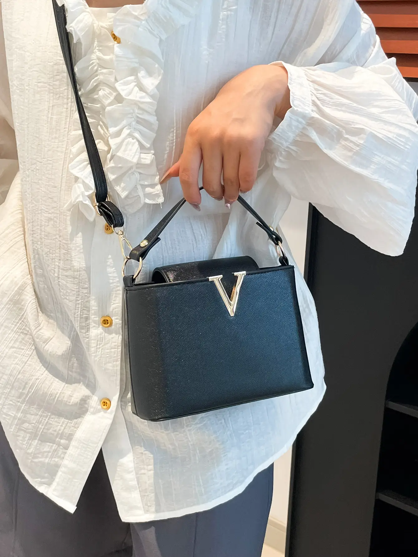 Pink V-Logo Women's Handbag 2025 - Image 11
