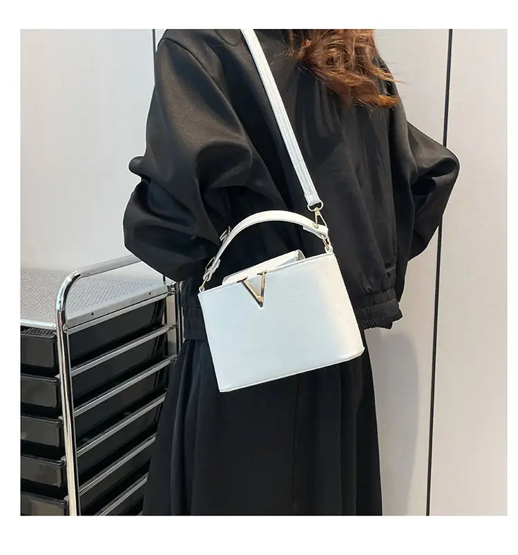 Pink V-Logo Women's Handbag 2025 — feature 17