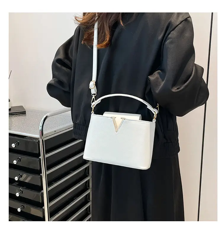 Pink V-Logo Women's Handbag 2025 — feature 18