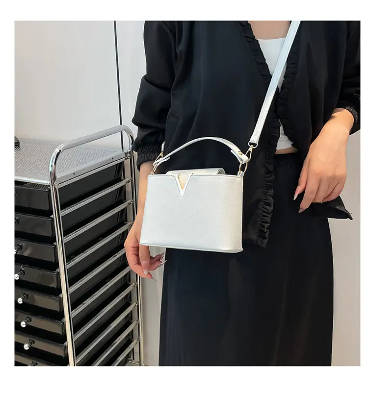 Pink V-Logo Women's Handbag 2025 — feature 19