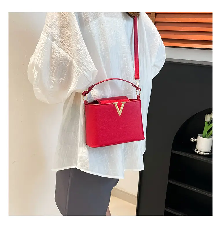 Pink V-Logo Women's Handbag 2025 — feature 26