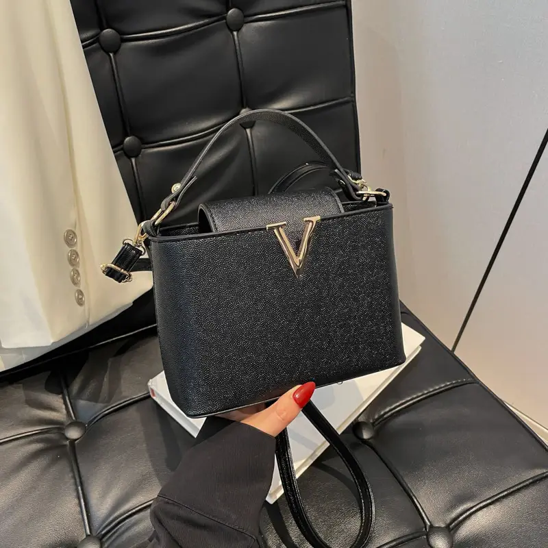 Pink V-Logo Women's Handbag 2025 - Image 2