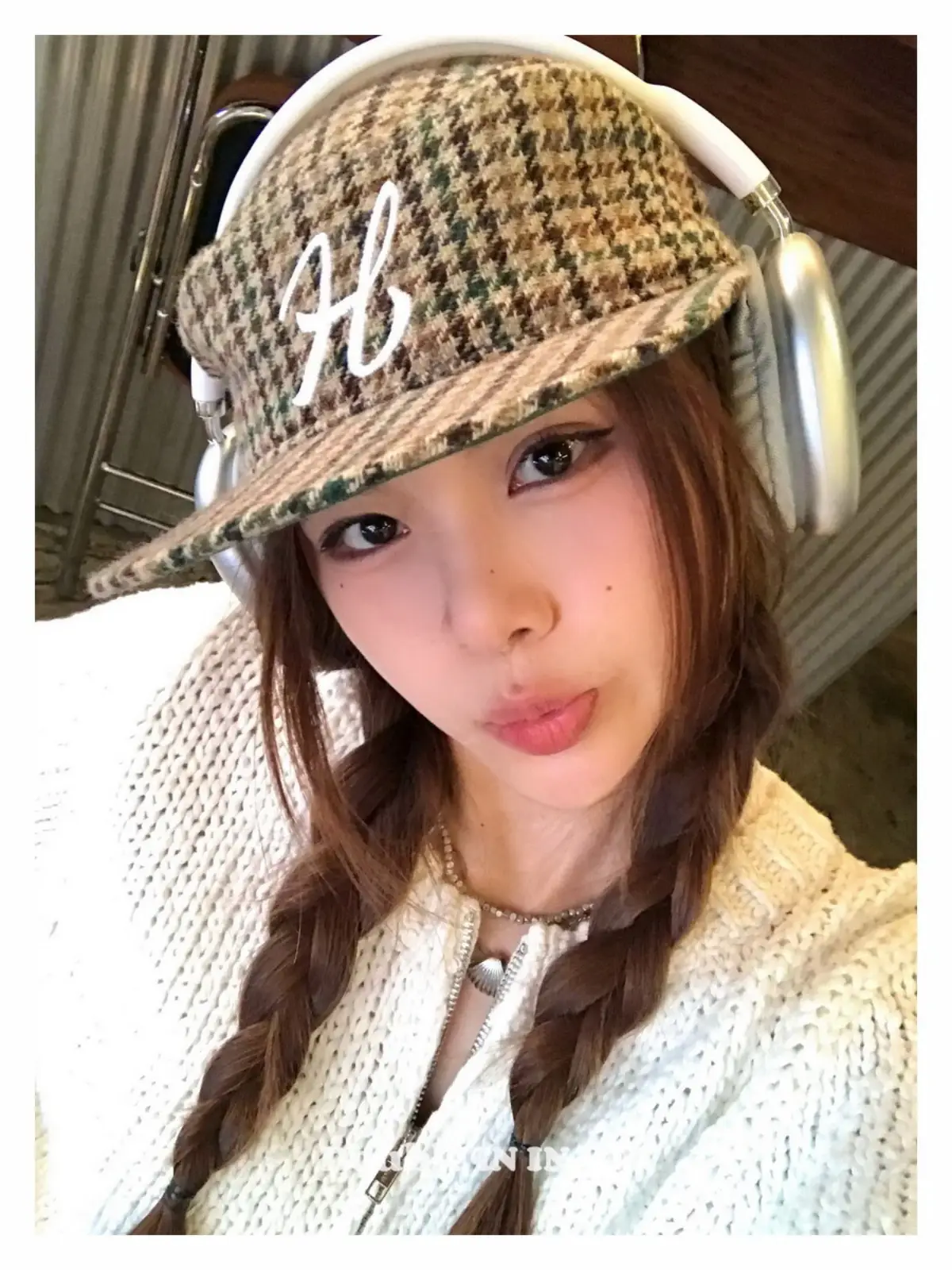 Women Black Houndstooth Embroidered Baseball Cap — feature 4