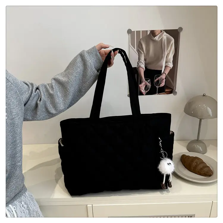 Black Quilted Women's Shoulder Bag 2025 New Commuter — feature 17
