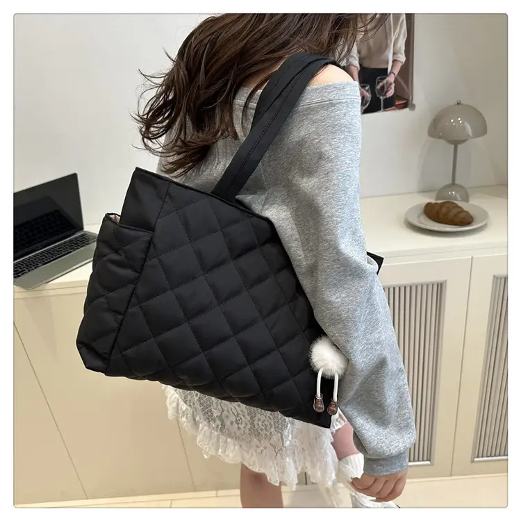 Black Quilted Women's Shoulder Bag 2025 New Commuter — feature 20