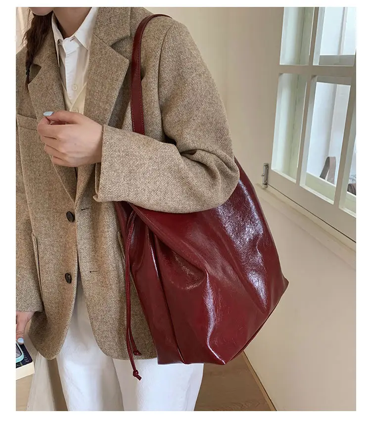 Women's Retro Leather Shoulder Bag Large Capacity Brown — feature 13