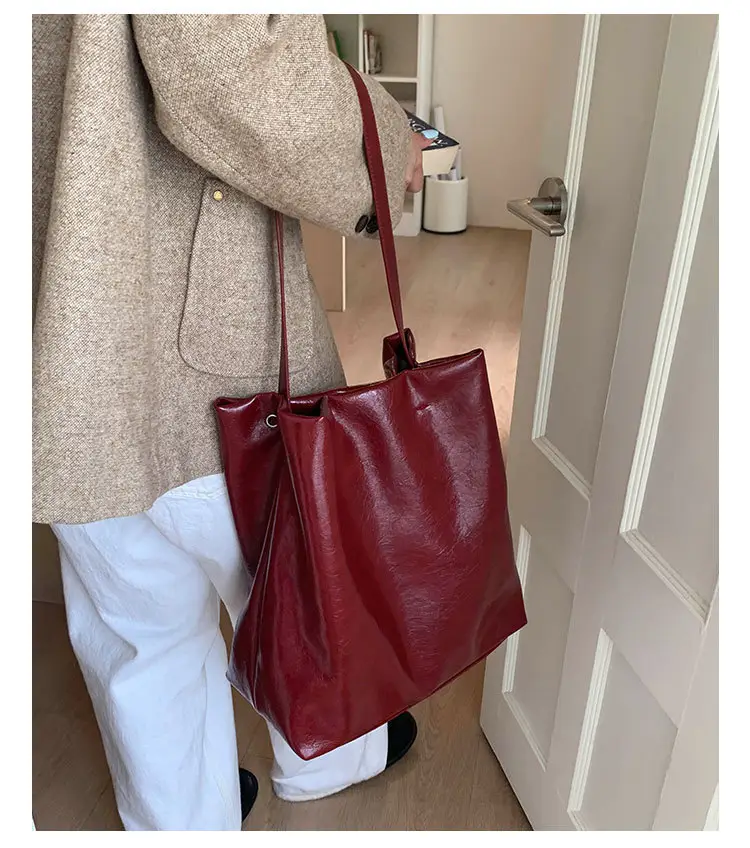 Women's Retro Leather Shoulder Bag Large Capacity Brown — feature 15