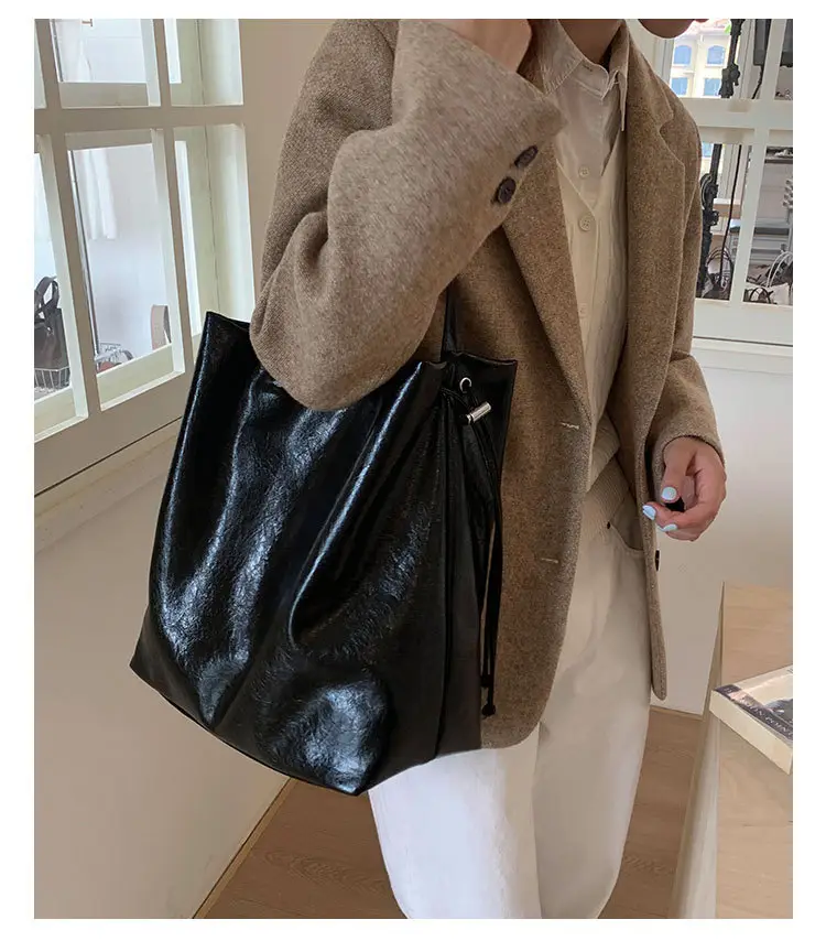 Women's Retro Leather Shoulder Bag Large Capacity Brown — feature 17