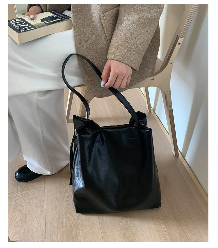 Women's Retro Leather Shoulder Bag Large Capacity Brown — feature 18