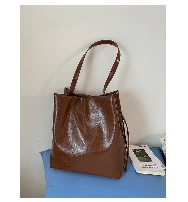 Women's Retro Leather Shoulder Bag Large Capacity Brown — feature 19