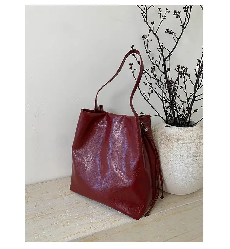 Women's Retro Leather Shoulder Bag Large Capacity Brown — feature 20