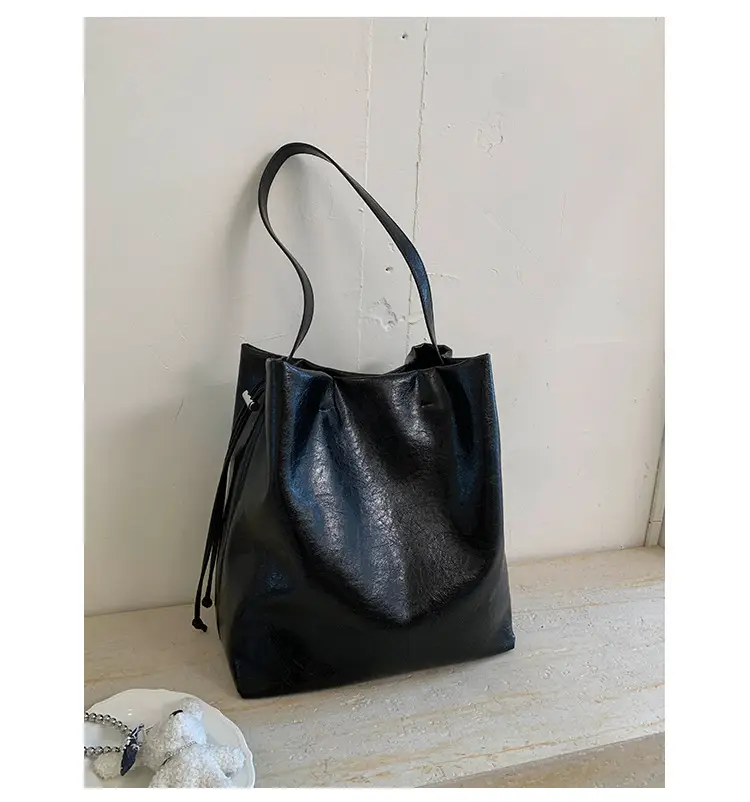Women's Retro Leather Shoulder Bag Large Capacity Brown — feature 22