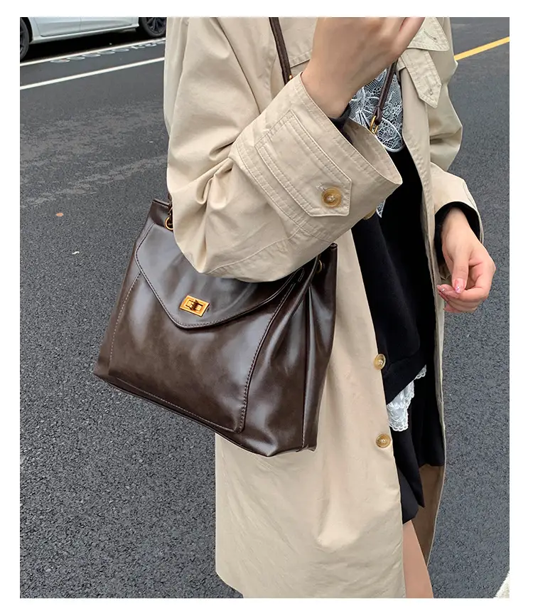 Black Leather Shoulder Bag with Gold Chain — feature 15