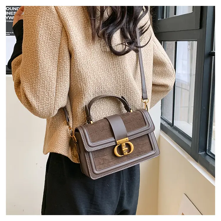 Retro Square Handbag Brown Leather Gold Clasp — feature 9